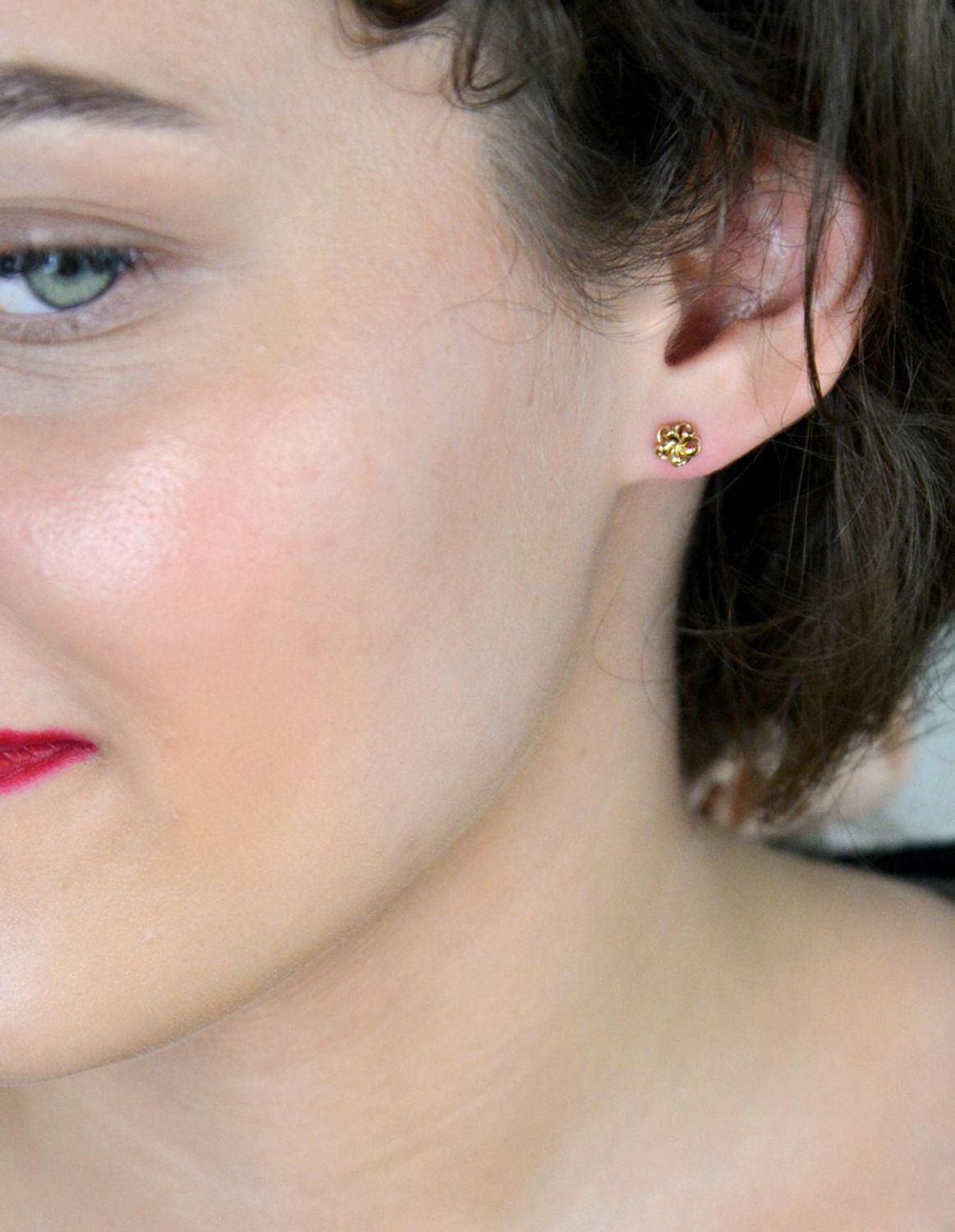 Kolczyki złote kwiatki pr 333, KL 5175 333 Podkreśl swój styl i kobiecość dzięki złotym kolczykom w kształcie kwiatków. Wykonane z wysokiej jakości złota próby 333, te subtelne i eleganckie 1.jpg